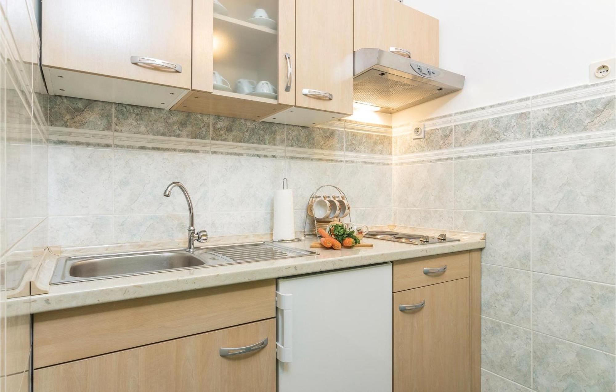 Cozy Apartment In Pican With Kitchen Экстерьер фото